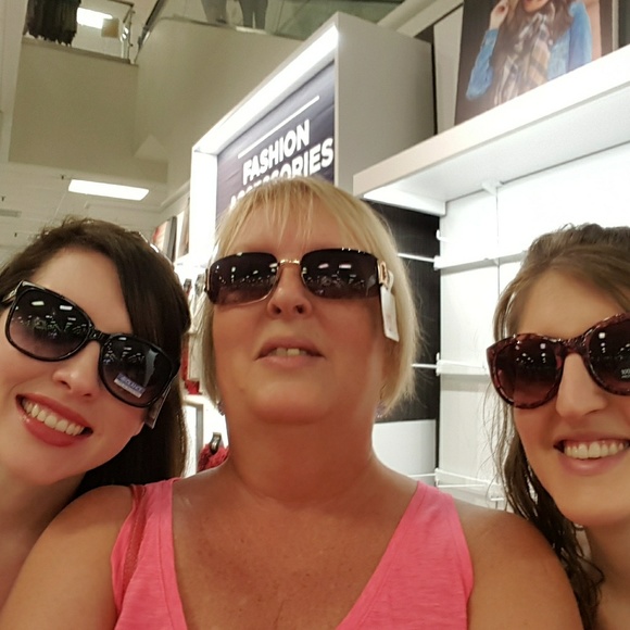 Meet your Posher, Carol - Picture 3 of 4